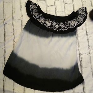 🥂 7 Islands cute top or dress with embroidered details.